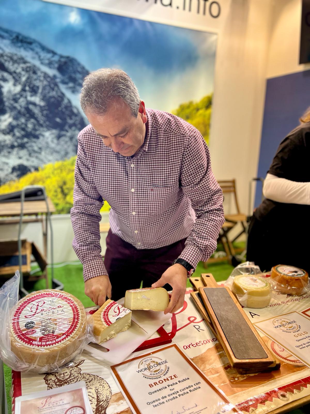 Promocionamdo nuestro queso en Fitur